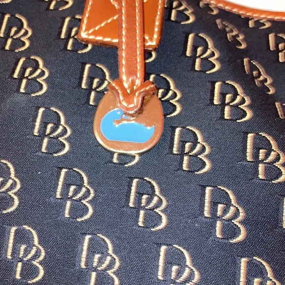 DOONEY & BOURKE BLACK & TAN SHOULDER BAG. VERY CLEAN! ALMOST LIKE NEW - Picture 2 of 15